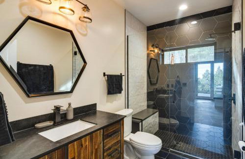 Great for Gatherings! Evergreen Getaway with Hot Tub - Foto 27