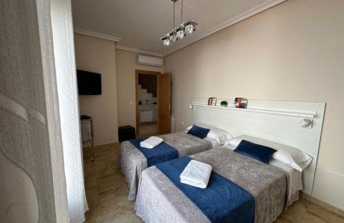 Casa grande de tres plantas con parking gratis - Foto 15