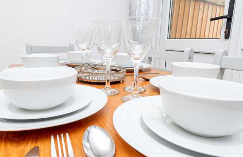 Spacious Home near Heathrow & Windsor with Parking - Photo 29