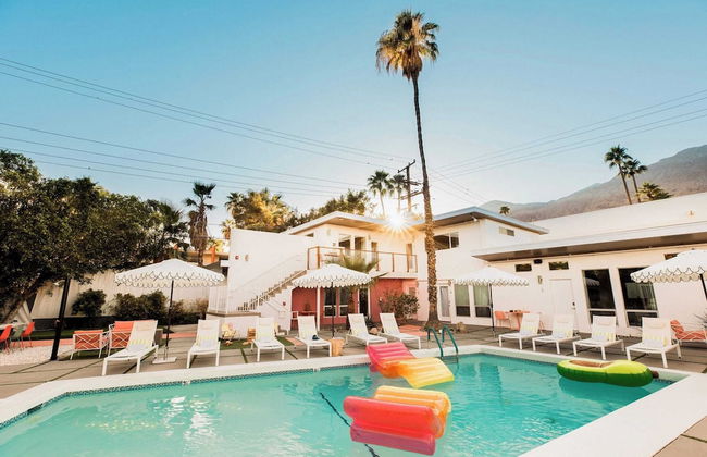 2 Rooms, Sleeps 8 Retro Hotel w/ Pool Wesley King Studio Buyout by Avantstay - Foto 38