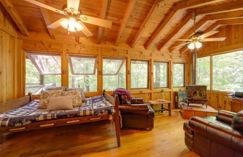 All-Season Sunroom and Hot Tub Marion Cabin Retreat - Foto 8