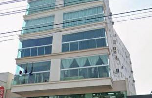 Ap novo e climatizado no centro com ótima localização na avenida principal - Photo 1