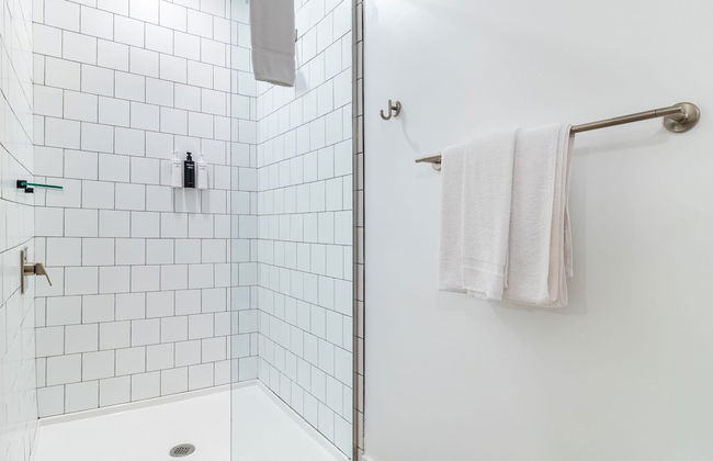 Dual Bachelor Pads w Rooftop Lounge Games Sleeps 26 5 Min to Broadway - Foto 33