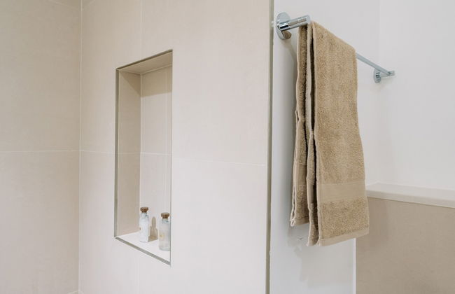 Elegant Stay: Balcony & Stunning Dubai Creek Views - Photo 19