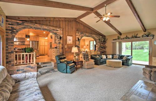 Spacious Lakefront Home with Patio and Boat Dock! - Foto 4