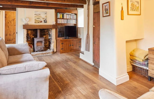 Host Stay Colcott Cottage - Photo 1