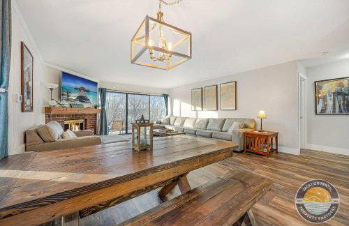 Modern Lake Geneva Condo with Year-Round Views - Foto 3