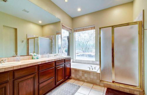 Luxe Couples Retreat with Pool and Outdoor Kitchen! - Foto 44