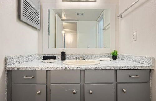 Your Walkable King Bed Getaway - Sleeps 4 - Pool Pkg - Foto 3