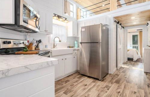 7 Le Soleil Retro Tiny House, Boat Parking, Mins to Lake Guntersville, City Harbor - Foto 17