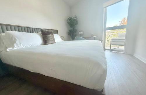 Designer Silver Lake Stylish One Bedroom with Parking - Photo 10