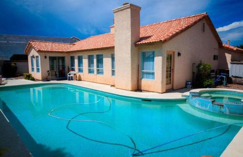 Luxury 1900 SQ FT House Huge 46 FT Pool & Hot SPA - Foto 1