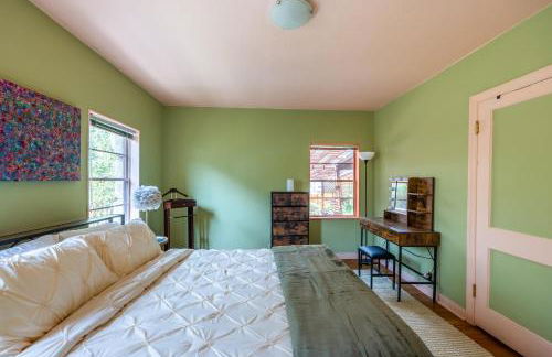 Cozy 2BR Home Near UNR with Large Deck & Parking - Foto 13