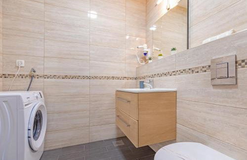 Apartmani D & J with Heated Pool & Stunning Sea View - Photo 149