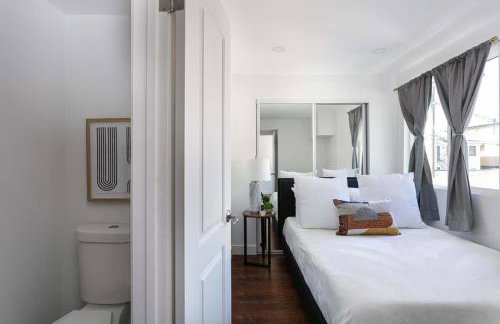 Enjoy Stylish 3BR Apt Sleeps 6 with Free Parking - Foto 11