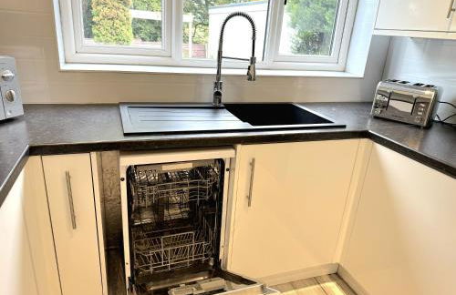 Serene 3-Bedroom Family Rochdale Home with Garden - Foto 28