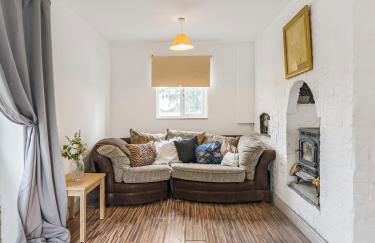 3 Bedroom Country Cottage with Private Garden - Photo 4