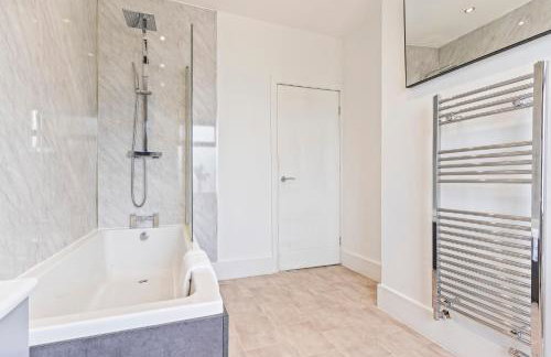 Stylish House - Sleeps 7 - Free Parking, Fast WiFi and Smart TV - Contractors, Groups and Long Stays Welcome by Yoko Property - Foto 6