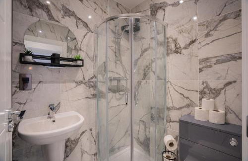 Spacious 3BR Home by D3 Short Stay, Sleep 9, Free WIFI & Parking - Foto 34