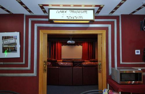 Redbud Keep - Unique Features, Movie Set Decor, Grill, Wifi, Family Friendly, Hiking, Billiard Table, Movie Theater Room, Fireplace, Golfing, View, 2 King Beds - Foto 67