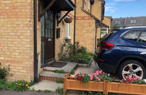 Cheerful 4 bedroom house with garden free parking - Photo 7