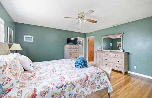 Waterfront home with pool and gameroom! - Foto 22