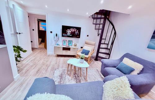 Bright Modern Apartment - Photo 1