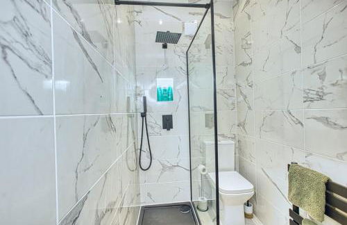 Central 2 beds APT with FREE parking, Sleeps 6 - Foto 13