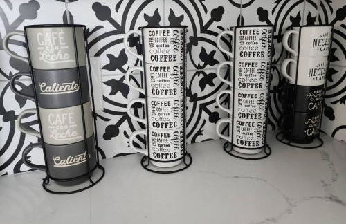 Newly remodeled 5BR 3BA w/pool 16 ppl - Photo 15