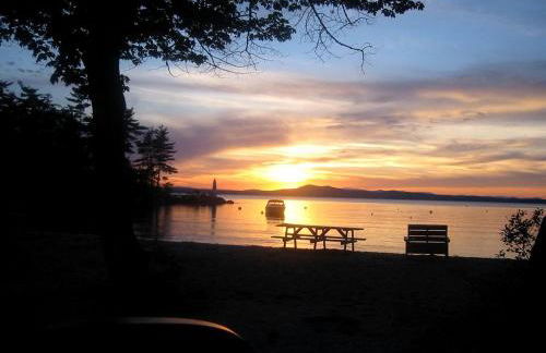 A-Frame Cabin Rental Set Alongside Sebago Lake on Frye Island, Maine - Foto 22
