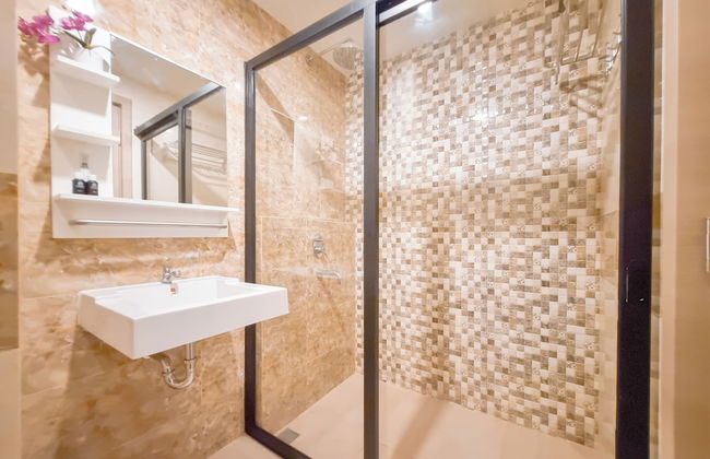 Cozy Studio Apartment Mataram City - Foto 13