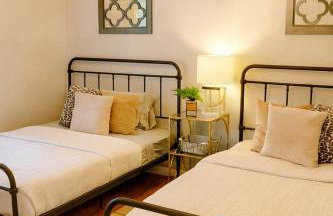 Waterfront Retreat with Spectacular Interior, Jacuzzi and Game Room in NC - Foto 25