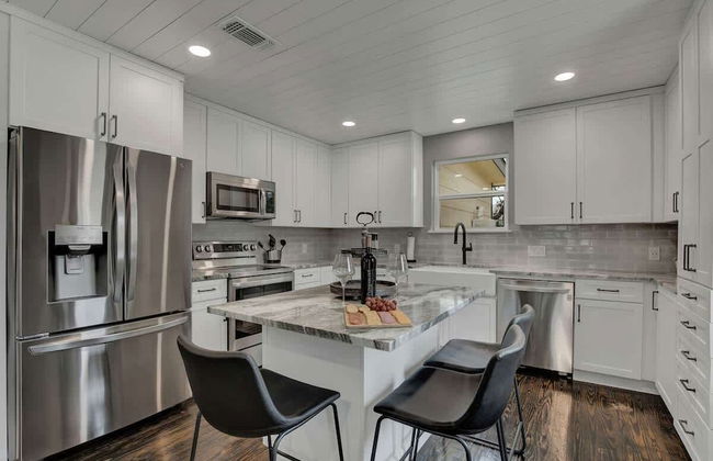 Upscale Home With Pool and Firepit - Close to Mercer St! - Foto 16