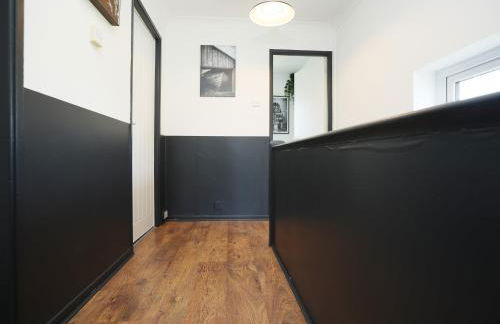 Homely ! Perfect for Contractors and Guests with Private off street parking - Foto 28