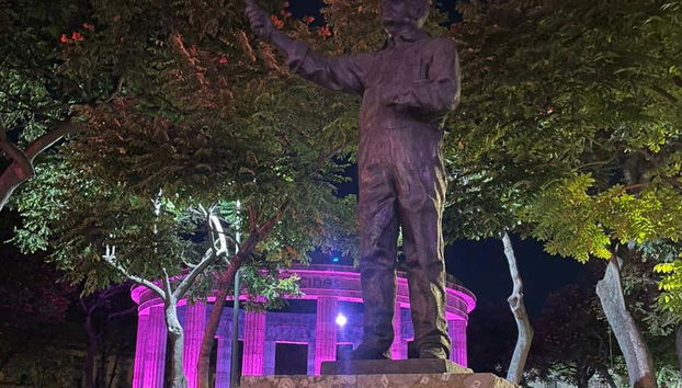 Estatua a José Clemente Orozco iluminada