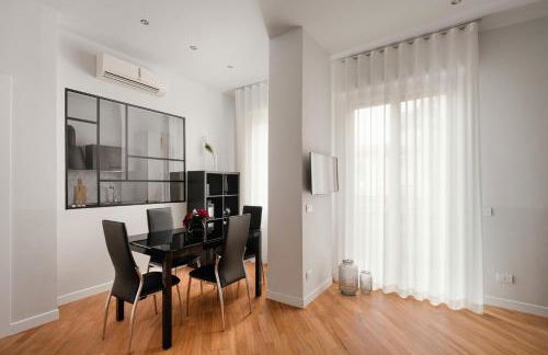 Deluxe Central Apartment - Photo 14