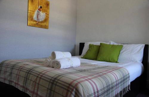 3 bedroom flat in Maida Vale - Photo 2