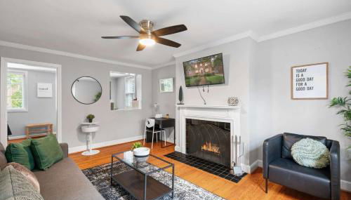 Charming Townhouse Retreat by CozySuites - Foto 3