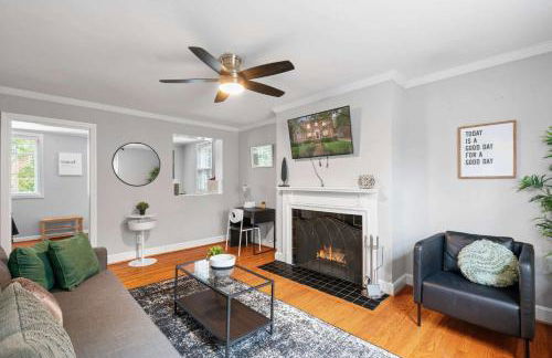 Charming Townhouse Retreat by CozySuites - Foto 3