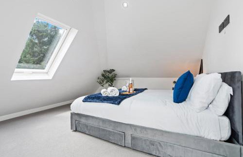 Stunning Penthouse-Style 2-Bed Uxbridge - Photo 16