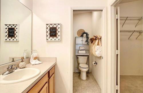 Cozy home, Right Next Door to Lake Sumter Square! - Foto 9