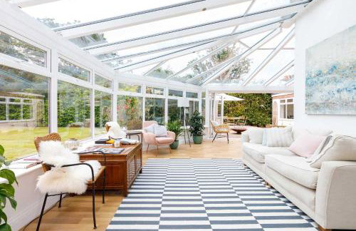 Stunning 5BR Home With Pool - 5 min to Beach - Foto 38