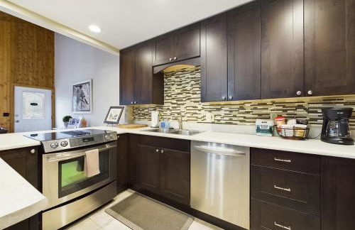 Updated Duplex with Mountain & Filtered Water View - Foto 38