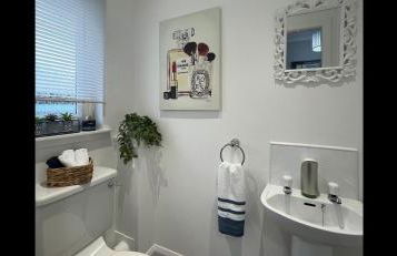 Stylish Scottish House With Garden and Parking - Photo 40