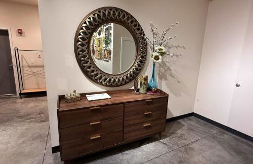 Stylish South Hill Retreat Queen Bed and Sofa Sleeper Full Kitchen Free Parking - Foto 40