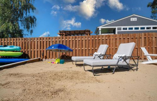 3Bed 2Bath Luxury Lake House on Myers Bay Private Pier Beach Firepit and Deck - Foto 16