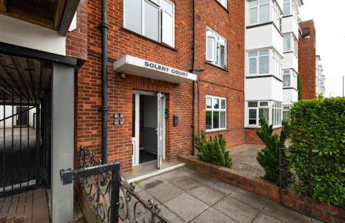 Solent Court - Photo 3