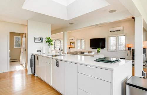 Elegant Gloucester Beach Getaway with Ocean Views! - Foto 8