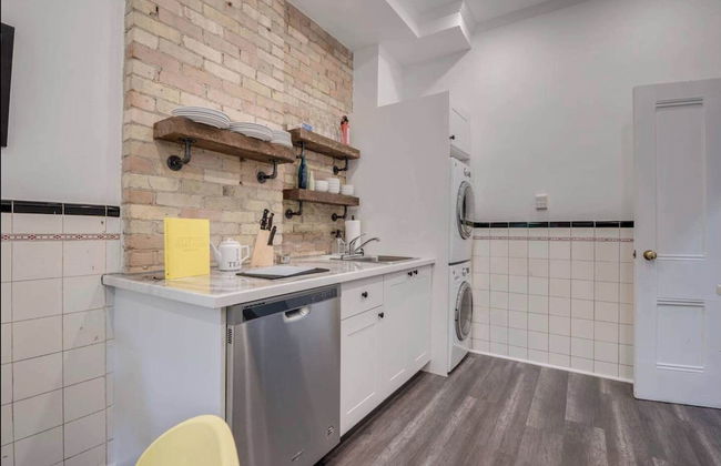 Casa Queen East Jaw Dropping 3BR Suite - Photo 11