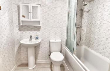 King Street, free parking and WiFi 2 bed by Lains Lettings - Photo 11